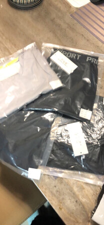 4件套的跑步运动服装，刚刚收到货，看起来质量不错，材料手感挺好，穿过后再来补评价。