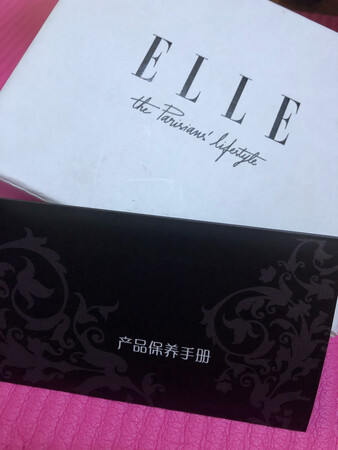 红色很好看，原先在黑色跟红色之间犹豫，现在真的越看越喜欢，细节很好看，铆钉很闪亮，很特别。另送的小钱包也超搭的，也朋克，黑红配，完美！