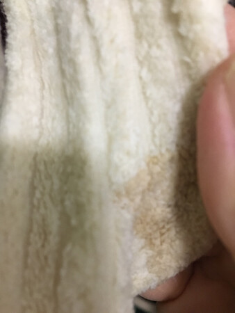 小袜子收到了，彩棉的看着挺厚实，但是洗了有点褪色，不知道为啥，下次再洗洗试试，手感还可以，三双应该够穿，冬天了冷，囤点厚袜子，家里穿可能厚点，可以出门穿，看着应该不会累腿，还没开始穿，喜欢宝宝喜欢，送货也很快