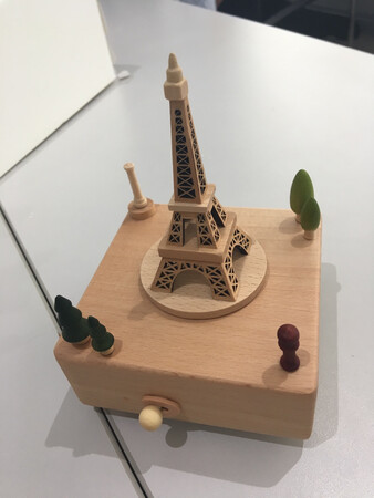 实物包装讲究，防摔保护措施到位，商品做工精细，没有明显的糟点，音乐配的遇见，持续时间长，收到礼物的同事很喜欢！