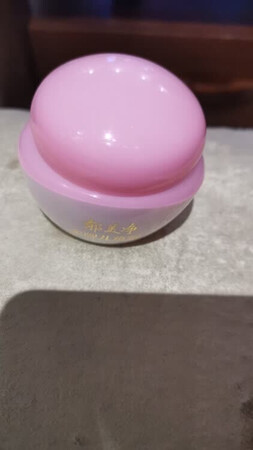 孩子小的时候用的是国外的某品牌，价钱不便宜，关键是冬天小脸照样红，皲。后来想到我小时候一直用的郁美净，给孩子擦上，小脸慢慢的变嫩了，即使是冬天也不畏惧。这款郁美净儿童霜特别适合冬天使用，性价比超高，赶上双十一更是白菜价。小小的一瓶可以用好久。如果宝妈们不知道给孩子选什么护肤品，那么可以试试郁美净儿童霜，真的是很强大。
