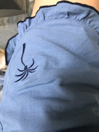 布料柔软舒服，只不过短裤松紧腰有些嘞肚子，看来需要减肥