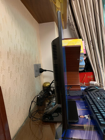性价比超高，清晰的IPS屏幕，流畅的运行速度，8g和固态硬盘的搭配，平时看看网页、视频，搞搞办公，完全顺溜得不行。当然，想要吃鸡之类的就算了，毕竟硬件摆在那里。后面板配4个USB，再加上旁边2个，足够了。唯一遗憾预装的win10需要自己激活，不过以如此的价格，可以理解。