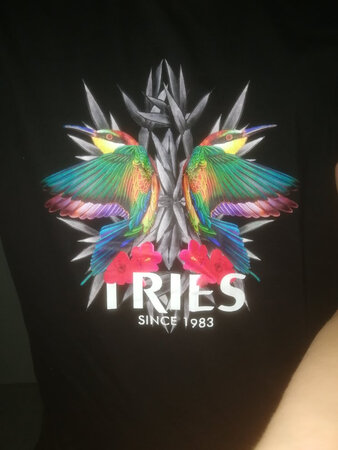 自然不用说了。已经穿着合身！不错款式不错。值得推荐一下吧！