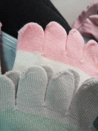 质量这么差，还69块钱。还不如20多块钱的十双袜子。