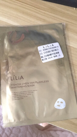 一到家就迫不及待贴了一张，很服贴，加上按摩器按摩，效果不错?，买了好几盒，全部用完再看看效果，还送了好几片面膜。