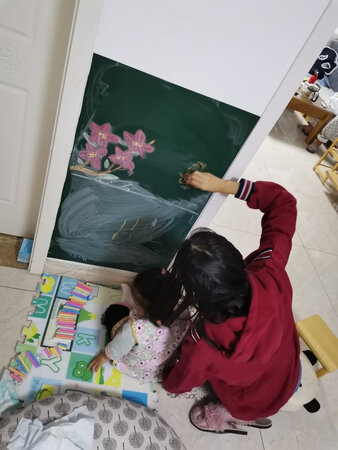 孩子一直用着，很好用！画画很好用！姐妹两个很开心！