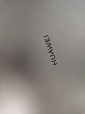 运行速度：运行很快 没有卡顿现象
散热性能：散热其实不算特别顶尖 但是不打游戏不带动特别大的软件平时用已经完全够啦 散热的时候小风扇会有一点点声音（得特别近而且很安静的时候才会听到  旁边我室友的电脑天天呼啦啦的响 对比出差距啊）
外形外观：颜色还蛮好看啦 反正外观我很满意
其他特色：发货超级快 本来我一般不评价这些东西的。但是笔记本电脑算是比较贵贵的了呜呜呜  所以用了一个多月之后来认真评价一下 综合起来我真的很满意哒。然后就是其实这个比原价要贵哦 但是毕竟很难拿货吧也可以接受嗷。学习和工作用已经完全足够啦~  还有就是卖家送的膜，因为手残没贴好有一点点气泡但是可以接受呜呜呜 反正服务态度也是满分啦真的超级棒的
