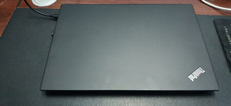 运行速度：英特尔m2固态硬盘，速度飞快！
屏幕效果：13.3寸高色域1080p屏幕，效果非常好！
散热性能：散热好，风扇声音小。
外形外观：think pad的传统造型，偏商务，但是正面很容易粘指纹。
轻薄程度：很轻薄，携带方便。
其他特色：等固态硬盘再降价，给换1T的。升级了最新的bios，把显存调下来了。