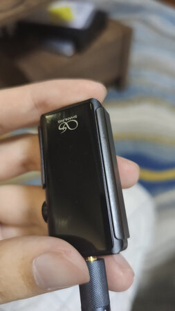 做工质感：正面玻璃溢胶，图为山灵up2玻璃贴缝对比。不敢相信这是同一个厂做出来的。。。
操作难易：操作一般，搞了半天才弄明白怎么后退，一定要在屏幕中间侧滑才可以。
外形外观：设计是不错的，就是做工不行，不知道我这台是个例还是都这样。
其他特色：本想用这个取代up2，但是这做工。。令人不适，而且相比up2少了通话功能，想想还是算了，up2还是不能丢。。。其实应该是可以把这2个产品合二为一的，不知道为什么不这样做