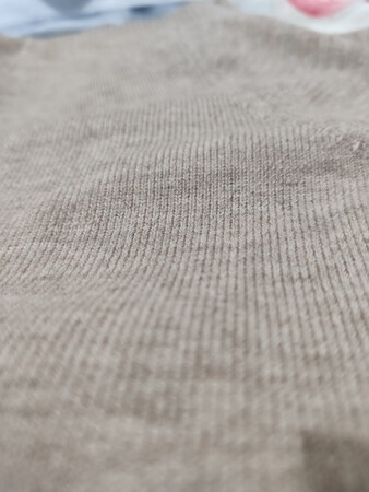 给姐姐买的衣服，质量很棒，面料很舒服哦！