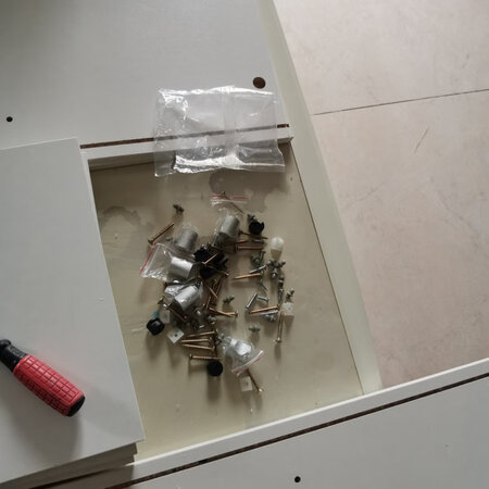 外观样式：时尚大方，简洁美观，
商品质量：物超所值，质量过硬，
配送服务：配送快捷，服务到位，
产品材质：无味环保，木制放心，
适合场景：各种场景，随心所欲。
东西真的很棒，我很喜欢。组装起来也很方便。1小时不到就能装好。很好很棒。