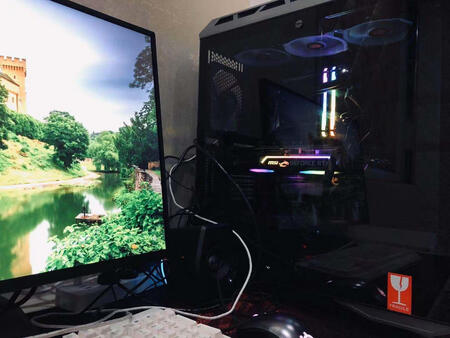 做工扎实、细节处也面面俱到，这个是一个高端机箱最基的要求。、散热能力强悍。和其他机箱不同，H500M并没有因为追求颜值而牺牲掉散热，机箱顶部有大量的散热孔用于水冷散热器的空气交换。其前置双200mm风扇以及大面积的金属散热孔 能够将机箱内部热量快速排出，有效降低电源和硬盘的温度。这款酷冷至尊H500P除了灯效，防护铠甲等设计外，我想最大的亮点应该是模组式设计了吧。无论是机箱的内部，还是机箱外部面板，均可以拆卸下来，这款机箱的可玩性非常高。作为酷冷至尊今年力推的高端产品，MasterCase H500M各方面的表现让人印象深刻。
