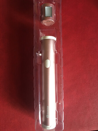 自拍杆挺不错，用蓝牙连接识别挺快的，用起来很方便，特别小巧特别便携，放在包里面特别适合随身携带。杆子的长度足够用了，手机放上去也夹得很稳，还带了补光灯，拍夜景也是没问题的，想怎么拍就怎么拍，整体还是很满意的。自拍杆拿在手里蛮结实的，蓝牙配置链接灵敏，款式新颖别致，颜色很搭，操控性能稳定，暗的地方还可以补光。