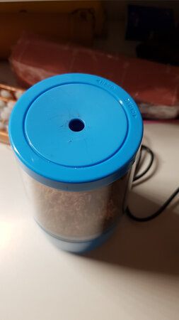 感觉合金刀刃应该会耐用一些，电动的削笔速度快，也不容易削断笔芯！
尺寸大小：摆在桌上不占空间！
做工质感：塑料制品，但感觉做工还可以！
便携性能：搭配移动电源，随时都可以使用！
其他特色：这种刀刃应该会比传统一片刀刃的耐用些！