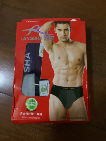 第三次购买了，就是冲着面料舒适，超透气，超过以后就不想穿其他牌子的内裤了。希望浪莎能设计面料更舒适，更性感的内裤。支持！！