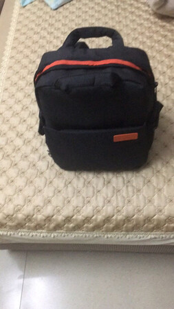 小巧能装，不装相机也可以放一些实用的旅行用品，方便。
