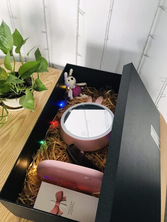 宝贝收到啦！包装不错，礼盒很大气。主要是宝贝粉嫩粉嫩的，超萌好可爱的，物有所值，用途多多。好喜欢的一次购买。