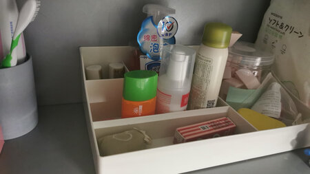 容量大小：容量挺大的，可以装很多东西，还可以和其他的组装在一起。
实用性能：特别方便！能装不少东西，也不怎么占空间，还让柜子变得整洁。
商品材质：虽然是塑料的，但是打开的时候没有任何味道，可以直接使用，这一点非常的好。