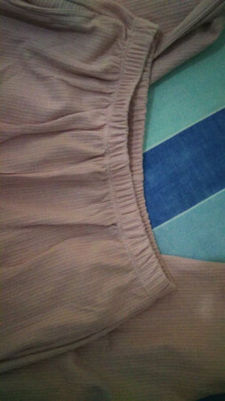 身高162，体重50公斤，穿M码合身。衣服做工不错，全套衣服看不到一个线头，领口做工细致，居家必备服饰，上得厅堂，入得厨房，美观大方！！！媳妇儿很满意！！！京东商城上现在不时推荐一些性价比高的物品，更贴近普通百姓生活，过日子嘛，不求大富大贵，过小日子不闹心，家合万事兴！老婆喜欢就是正道！！