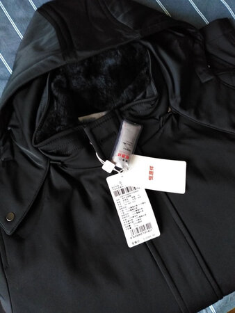 羽绒服收到，质量很好，做工很好，相信大品牌，值得信赖，大小合体，商家发货很快。快递服务好，送货快，点赞。