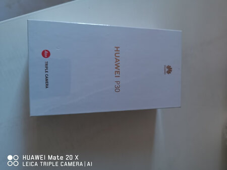 外形外观：P系列一直都是华为颜值系的巅峰，p30pro也不例外，2000万的销量就是证明，即使是最低调的黑色也很耐看，外形触感都上佳
屏幕音效：如果说30p有什么不足的话，就是这块oled屏幕，质量属实一般，ppi素质不是旗舰级别的表现，音效没有很好也谈不上差！
拍照效果：30pro后置4000+2000+800+Tof镜头的配置加上50倍变焦光学防抖，绝对是最顶级的拍照手机，这个配置即使再过一年也绝不会落后！
运行速度：30pro采用的麒麟980处理器芯片，虽然比不过苹果a12a13，不过在安卓阵营还是第一梯队级的，对付日常应用程序完全没得问题，整机运行速度还是比较出色的！
待机时间：配置了一块4200mah的电池，日常中度使用基本可以一天一充，亮屏时间在7小时上下！
其他特色：总体来说这是一部颜值能打，拍照给力，手感上佳的旗舰级手机！价格合适的话推荐购买。
