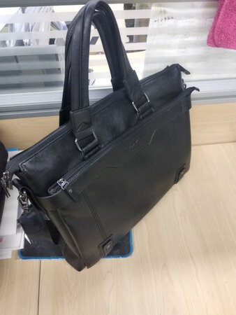 收到包包了，皮质柔软，款式新颖，老公很喜欢，店家还贴心的送了手包和卡包～