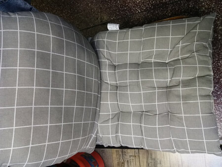 坐垫颜色好看，坐着还舒服，支持京东自营的产品