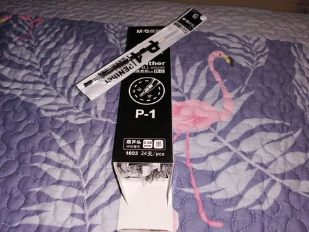 趁着双十一到来的前一夜，我买了三盒黑色笔芯，希望小孩用久一点！