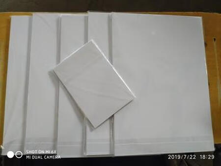 第一次买照片纸，选择的200克，没想象的那么厚，下次再买要选择260克的了。100张分开装的5包，每包20张。还送了10张6寸的照片纸。在这里谢谢店家，祝店家生意兴隆，下次有需要再来选购。