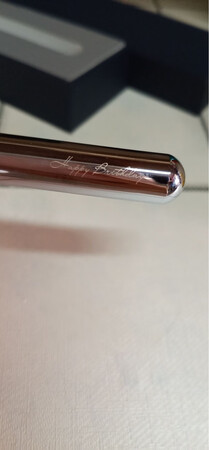 给女朋友的生日礼物，她写字很好看，刚开始怕她手小拿不下这么重的签字笔，后来到货之后她很开心，告诉我很不错，能拿得下，但是作为日常书写使用还是略微有点不合适，毕竟女生力气有限，但是她说拿来撑撑场面还是非常合适的，她开心就好。这笔的物流就不说了，物流花了点时间，但在可接受范围内。总的来说是一次满意的购物，附带说一下，客服当时直接电话打给了我女朋友问刻字用什么字体，我一脸懵逼。所以劝各位要刻字的朋友在买之前问清楚客服再下单，不要光备注要刻的字而忽略了字体，省的客服直接打给收货人询问。