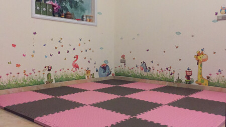 腾出个地方宝贝练习舞蹈，这是和宝贝一起的作品，蝴蝶?贴多了些，宝贝喜欢！