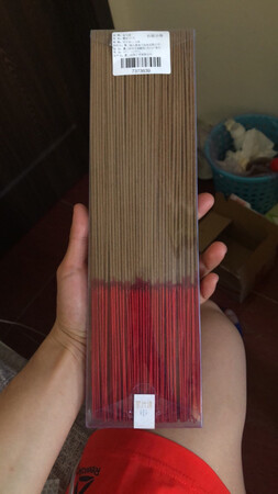 嗯，买之前我准备是在家里烧香的，就是烧那种房间的那种香料，但是买完之后发现这是在寺庙里烧的那种长相，而且北京这边是里头雍和宫的，他又是不让上外箱，所以以后看看有没有机会吧。这款是藏香专卖的，看看以后有没有机会吧。