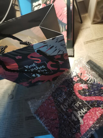 持久效果：很好用一直看好的颜色 终于等到了
产品颜色：亮橘色  里面含有星光 真的漂亮
适合肤色：白 黄色皮肤都很适合
其他特色：一直看好阿玛尼  很看好这家店  发货速度可以   海外进货 正品保证
产品质感：很柔和 不干而且超级无敌漂亮
滋润效果：不干 很润很柔和超级喜欢