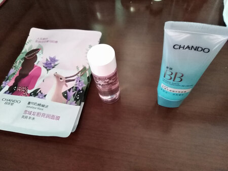 这个修颜霜还不错！试了一下！
适合肤质：中干性肤质！
遮瑕效果：还可以！
外形外观：可以的！