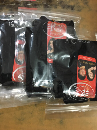 到货准时，发货快，配送及时，买过浪莎的多款产品，感觉都还不错，这款打底裤，摸起来手感柔软细腻，虽然是黑色，但却没有很难闻的异味，做工也比较好，没有什么线头，唯一美中不足的就是没有底裆，穿着可能会不是很方便，因为以前买的都有，这次就没有仔细看，不过总的不错！