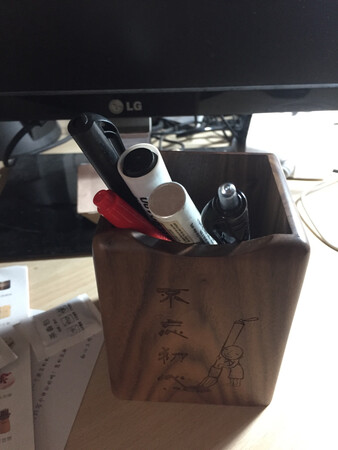 在实体店和网店找了很久，终于找到了这件自己喜欢的笔筒，很不错，做工精细，非常的满意。物流赞一个！