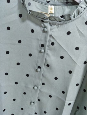 衣服很漂亮，没有色差，码子标准。穿着舒服。