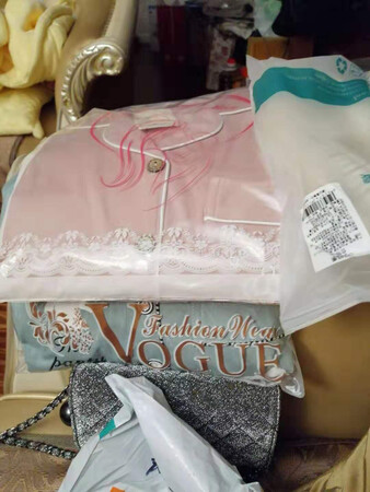 买来给老婆家里待产时穿的，记得买了好多，虽然比不上户外穿的衣服那么漂亮，但相比睡衣已经好很多了，挺暖和，穿着也舒服。