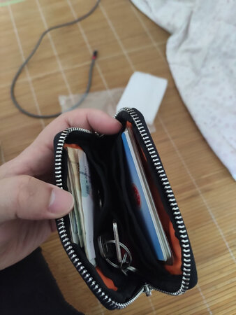 外观颜值：经典时尚简约
容量空间：装下卡钱钥匙
其他特色：最优的是小巧便携