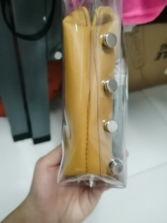 外观颜值：透明包包，加上一个内包，颜色无任何色差，与图片相同。
材质手感：材质手感：内包手感 还不错，外包就是透明的，有一点像硬一点的塑料，具体料子不了解。
容量空间：空间还可以，装手机，口红，一些化妆品还可以的