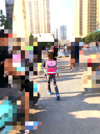 书包比想象中更好，开箱无异味，点?
大小也很适合一年级小朋友。