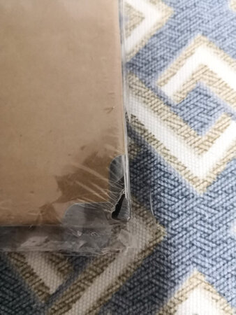 等了好久终于有货，专门给宝贝买的***相册，东西不错，但是包装太简陋，快递非常粗暴，包装袋已经惨不忍睹，相册铁角直接磨掉，跟拉丝不锈钢一样，外封皮也有坑！