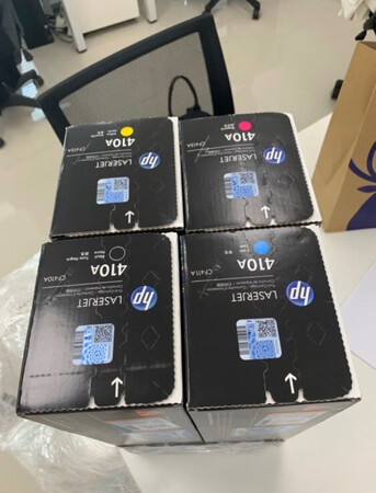 硒鼓收到了，一直没来评价。买了一套，原装正品，不会有其他品牌硒鼓漏粉的情况发生。发货快质量好，用着放心，因为日常需要打印比较多，已经回购很多次了。一直在这家购买，算是老客户了吧，发货物流速度也比较快，可以快捷便利的开电子发票到邮箱。希望以后能持续合作，也祝卖家生意兴隆，多多有优惠活动给大家。