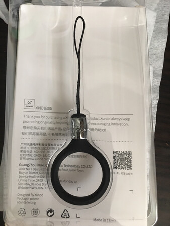 与描述相符，套在手指上舒适，挂在手机上简单不累赘，蛮实用的，黑色百搭款。
