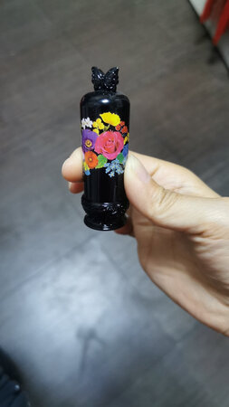 适合人群：全部女生。
前后香调：安娜苏的香水总是不会让人失望。味道甜甜圈的感觉。
留香时间：半天留香时间还算OK。
味道浓淡：甜甜的，浓，但是不烈。
适用场合：全部地点都适合用。
节日礼物：盒子很美，香水瓶很美，口红里是花型的。适合送礼。自用都OK。
