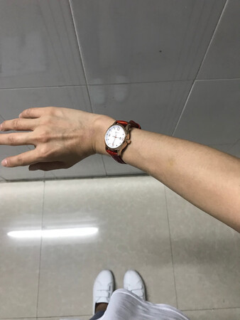 手表好漂亮！就是手太小了，戴起来有点松。手小的女生建议买的时候联系客服多打几个孔