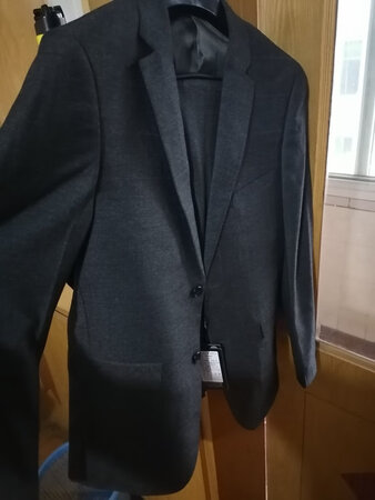 前天下午订的，不到两天的时间，首先快递就很快，拆开以后第一眼就很喜欢，跟店里看到的一样手感很好，很有质地感！穿起来时尚大气。自己也不是好模特，但是穿起来，很显精气神！！关键还不贵，送了领带，衬衣，还有胸针。。下次再买！