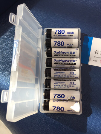 产品包装很仔细，买了8节电池装在塑料盒里，平时也容易管理。