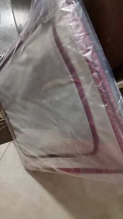 箱子大小合适，也很厚实颜色好看，就是箱子有味